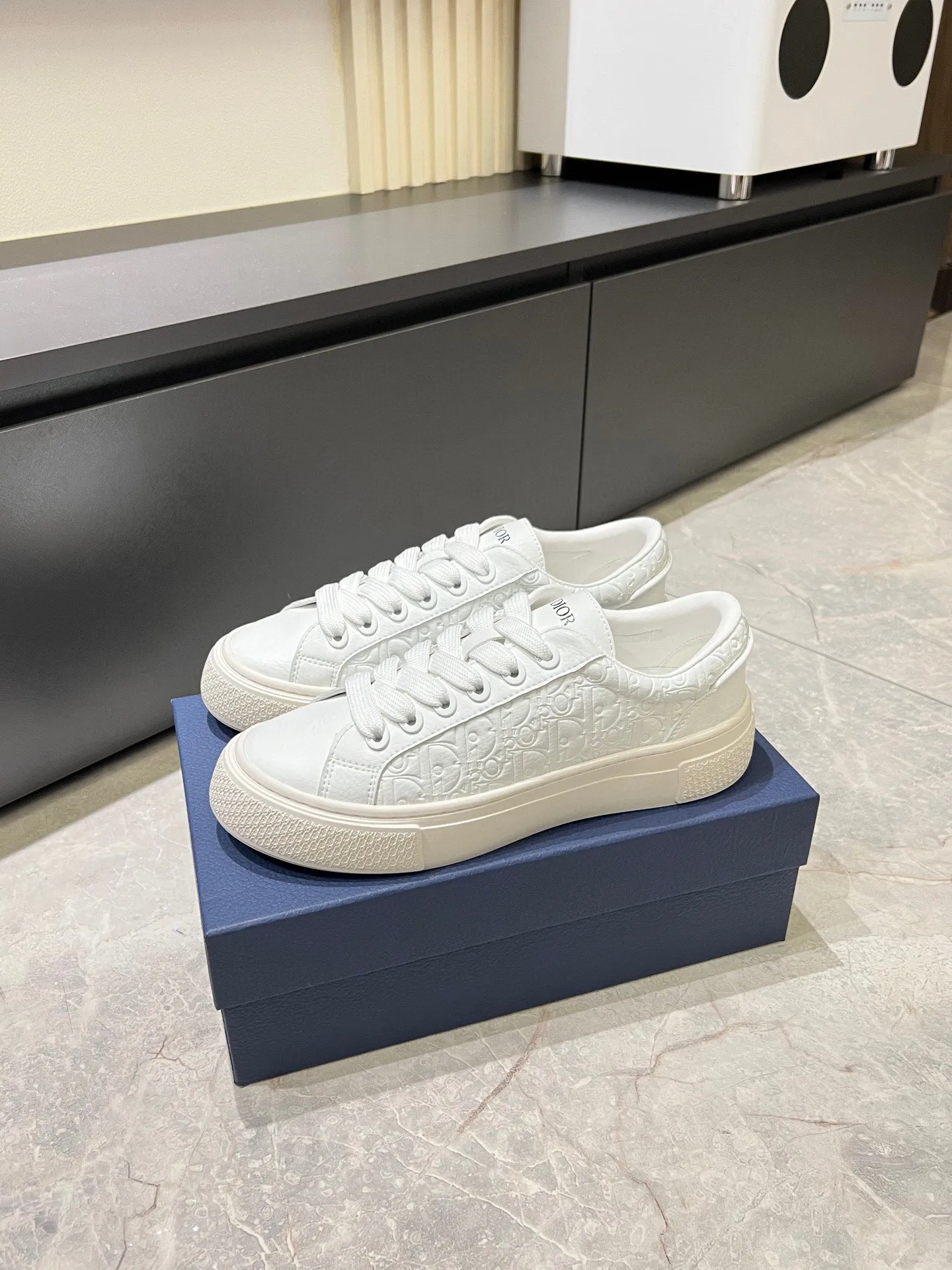 p440 DIOR* Dior B33 sneakers, brown and cream-white jacquard fabric with brown high mercerized suede upper, new for fall 2025, reinterpretation of classic tennis shoes, with a stylish silhouette that highlights a thick feel. Crafted from brown and cream-white jacquard with Oblique print and suede panels, it features a distinctive padded tongue embossed with the Dior signature, wide blue mohair laces and brass eyelets with a matte brown finish. The cream-white Dior Oblique patterned rubber sole, enhanced by the contrasting Dior 30 Avenue Montaigne signature on the rear, adds a stylish edge to casual looks. Men's model 38-44 (45 is custom-made and cannot be returned or exchanged)